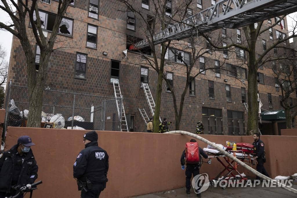 9일 화재가 발생한 뉴욕시 브롱크스의 한 아파트에서 소방관과 경찰이 배치된 모습.