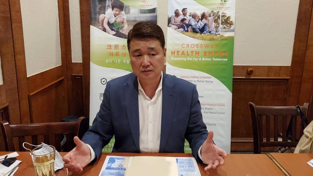 김경호 회장이 기자들 앞에서 설명하고 있다.