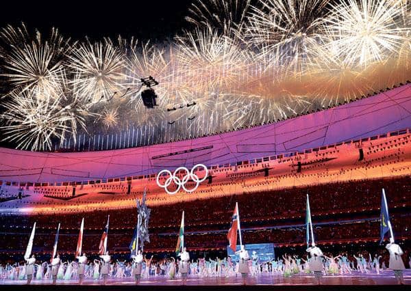  오심 논란과 도핑 스캔들 등으로 말도 많고 탈도 많았던 베이징 동계올림픽이 20일(현지시간) 17일 간의 열전을 끝내고 폐막했다. 대한민국은 이번 대회에서 금 2·은 5·동 2개로 종합 14위에 올랐다. 다음 동계올림픽은 2026년 이탈리아 밀라노-코르티나담페초에서 개최된다. 이날 중국 베이징 국립경기장에서 화려한 폐회식이 열리고 있다. [로이터]