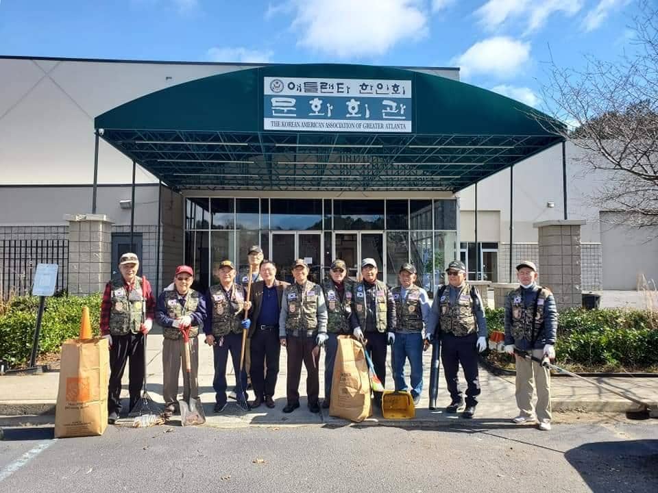 한인회 봄맞이 대청소 및 화단정리를 위해 미동남부 월남참전 용사회 회원들이 참가해 봉사했다.