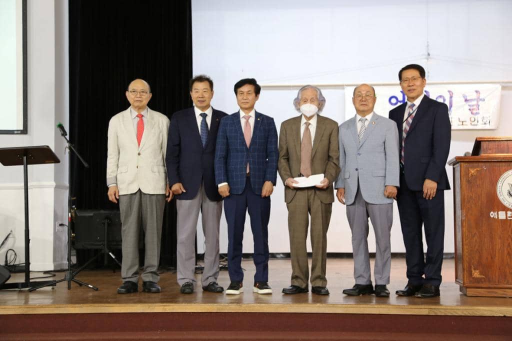 노인회 '어버이날' 행사에 후원금을 전달한 제 단체장들.