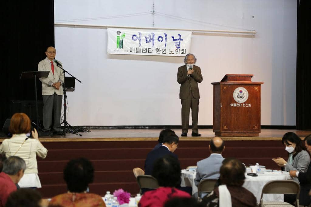 노인회 '어버이날' 행사에서 나상호 노인회장이 인사하고 있다.