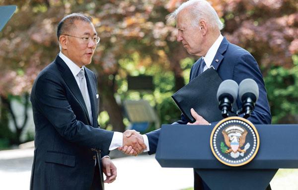  한국시간 22일 정의선(왼쪽) 현대차그룹 회장이 조 바이든 대통령과 105억 달러 미국 투자 계획을 밝힌 뒤 악수하고 있다. [로이터]