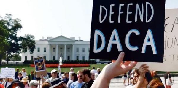  이민자 권익단체들이 백악관 앞에서 DACA 프로그램 영구화 촉구 시위를 벌이고 있는 모습. [로이터]