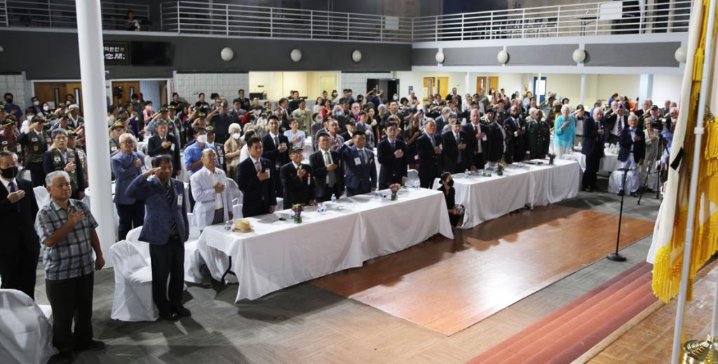 재향군인회 미남부지회가 주최한 6.26 한국전쟁 72주년 기념식이 25일 오후 애틀랜타 한인회관에서 개최됐다. 참석자들이 국기에 ㄷ대한 경례를 하고 있다.