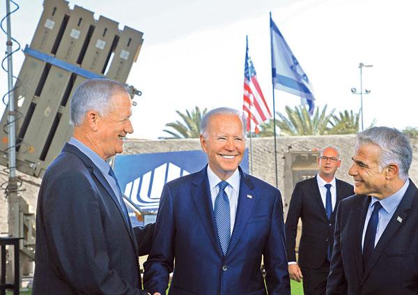  조 바이든(가운데) 미국 대통령이 13일 이스라엘 텔아비브 벤구리온 국제공항 인근‘아이언돔’(저고도 방공망) 운용 기지를 둘러보며 이스라엘의 야이르 라피드(오른쪽) 임시 총리, 베니 간츠 국방장관과 대화하고 있다. [로이터]