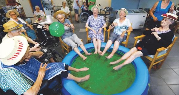  벨기에 그림버겐 지역의 한 양로원에서 20일 노인들이 더위를 식히려 임시 물통을 만들어 발을 담그고 있다. [로이터]