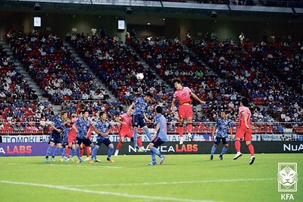  한국축구 대표팀이 일본과의 경기에서 볼을 다투고 있다. [연합]
