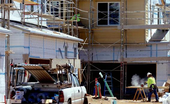 시장 침체를 예측한 주택 건설업체가 신규 주택 착공 규모를 줄이고 있다.   <로이터>
