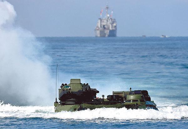 대만이 중국과의 무력 충돌을 가정한 전시작전 연습 ‘한광연습’을 실시하고 있는 가운데, 28일 대만군 수륙양용 장갑차가 핑둥현 인근 해상에서 상륙 훈련을 하고 있다. [로이터]