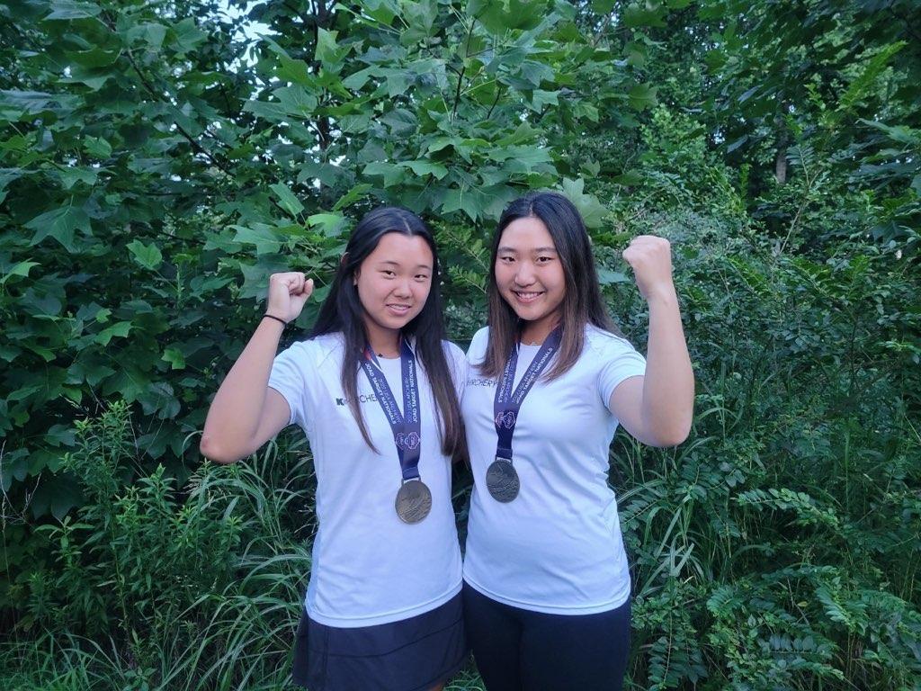 애틀랜타 K양궁 팀 학생들 미 양궁대회서 두각을 나타냈다. 지난달 열린 조아드 타겟 전국대회에서 금메달을 딴 김유리(왼쪽) 학생과 은메달을 딴 이지현 학생.