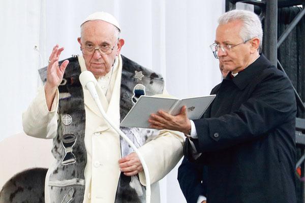 프란치스코 교황(왼쪽)이 지난달 29일 캐나다를 방문, 행사 참석자들에게 인사하는 모습. [로이터]