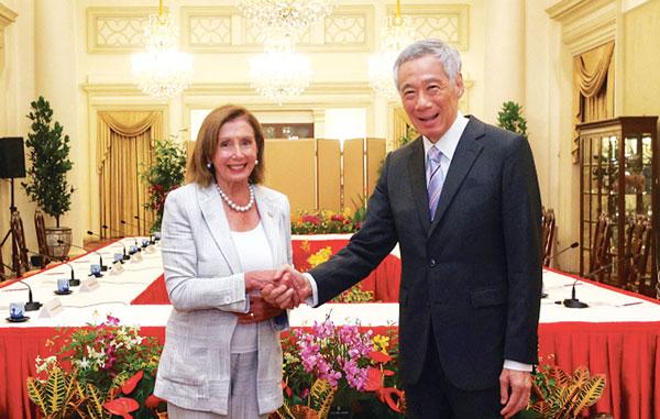  낸시 펠로시(왼쪽) 미국 하원의장이 1일(현지 시간) 아시아 첫 순방국인 싱가포르에서 리셴룽 총리와 만나 악수하고 있다. [로이터]