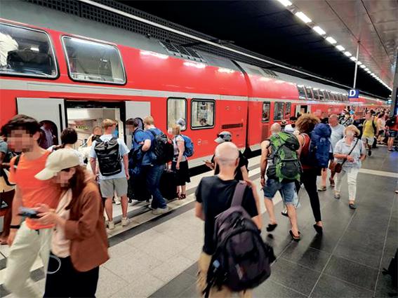 지난 6월 독일 베를린역에 정차한 기차를 타기 위해 사람들이 분주히 움직이고 있다. 슈트랄준 트역까지 가는데‘, 9유로 티켓’ 판매 이후 부쩍 인기가 높아진 여행지다. <베를린=신은별 특파원>