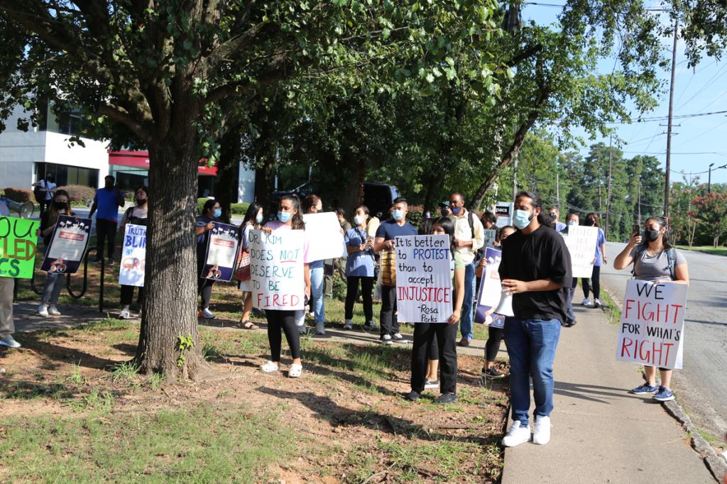 CPACS 이사회가 4일 김정하 현 대표를 해임하고 김채원 전 대표의 복귀를 결정하자 직원들이 9일 아침 도라빌 센터 앞에서 항의시위를 하고 있다.