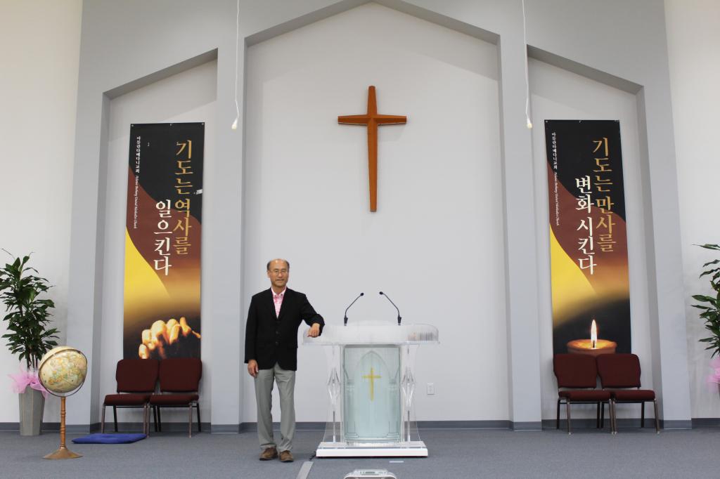 베다니 감리교회 창립 25주년 감사 부흥 축제를 준비하고 있는 남궁 전 목사.