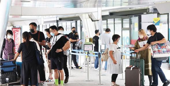 해외 한인들이 인천공항을 통해 귀국하고 있다.