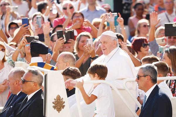 프란치스코 교황이 7일 바티칸 성 베드로 광장에서 개최된 수요 일반 알현에 도착해 신자들을 만나고 있다. [로이터]