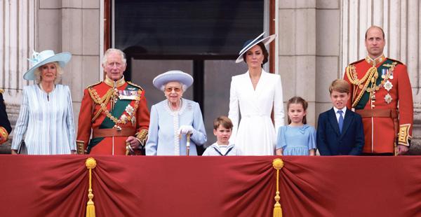 가족과 함께 국민 사열하는 엘리자베스 여왕. 엘리자베스 여왕이 즉위 70주년을 맞아 2022년 6월 2일 버킹험궁 베란다에서 가족과 함께 국민들의 인사를 받고 있다. 왼쪽부터 카밀라 콘월 공작부인, 찰스 왕세자, 엘레자베스 여왕, 루이스 왕자, 케이트 미들턴 왕세손비, 샬럿 공주, 조지 왕자, 윌리엄 왕자.[로이터]