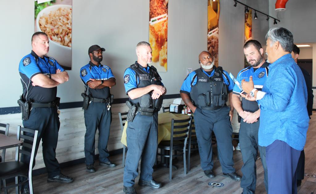 캅카운티 경찰서장(Chief Stuart VanHoozer)에게 상패를 전달, 참석한 경관들에게 대신 전달했다.