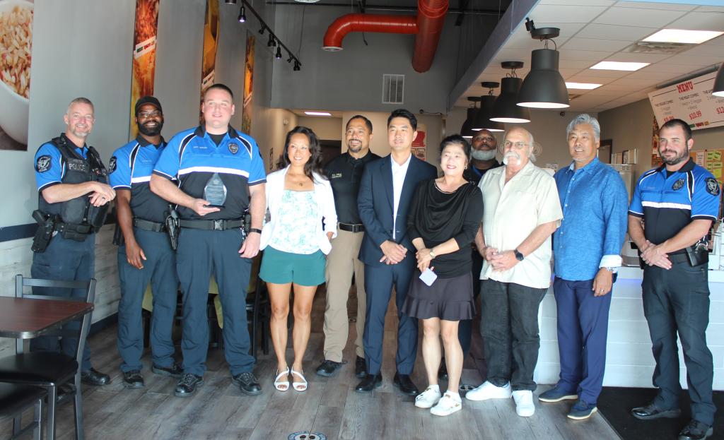 캅카운티 경찰서 소속 경관들과 조지아범죄예방위원회 관계자들이 기념촬영을 하고 있다.