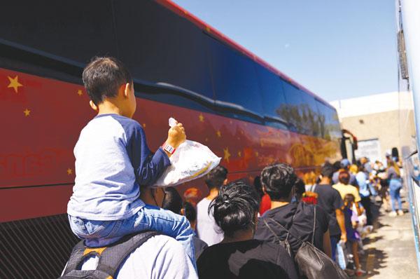  텍사스주에서 버스로 이송되는 난민 신청 이민자들. [로이터]