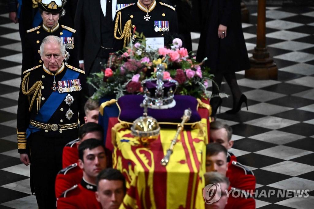 엘리자베스 2세 영국 여왕의 장례식이 열린 19일(현지시간) 찰스 3세 영국 국왕(왼쪽)과 앤 공주가 모후 엘리자베스 2세의 시신이 담긴 관을 따라 장례식이 거행된 웨스트민스터 사원을 나서고 있다. 