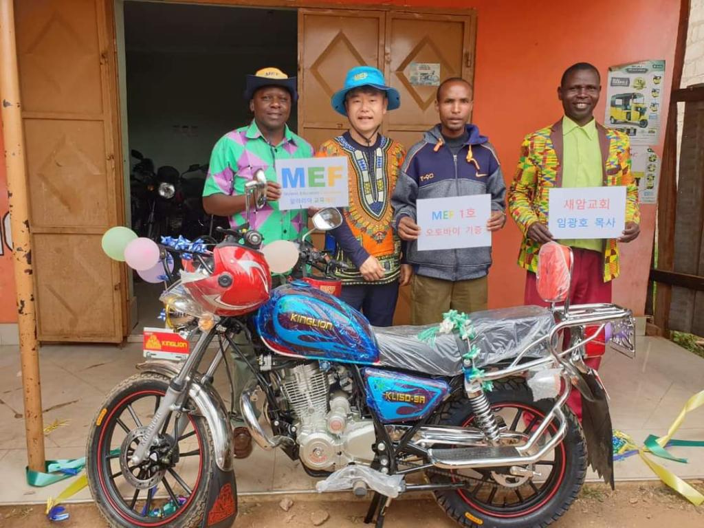 아프리카 시골 청년에 오토바이를 기증하는 모습.