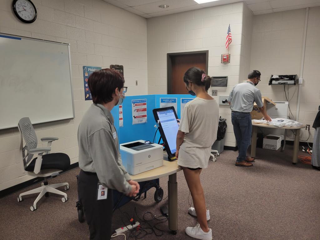 24일 애틀랜타한국학교 학생들이 모의투표 체험을 하고 있다.