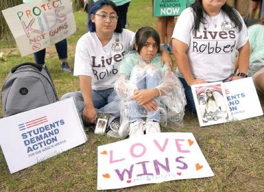  텍사스 유벨디 초등학교 총기난사 사건의 희생자 가족이 22일 워싱턴 DC 연방의사당 앞에서 총기규제 법안 통과를 촉구하고 있다. <로이터>