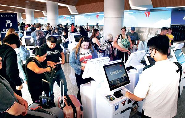  LAX 국내선 터미널에서 탑승객들이 티케팅 후 체크인을 하고 있는 모습.
