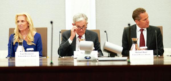  제롬 파월(가운데) 연준 의장이 이사들과 포스트 팬데믹 경제 대처 회의에서 발언하고 있다. [로이터]