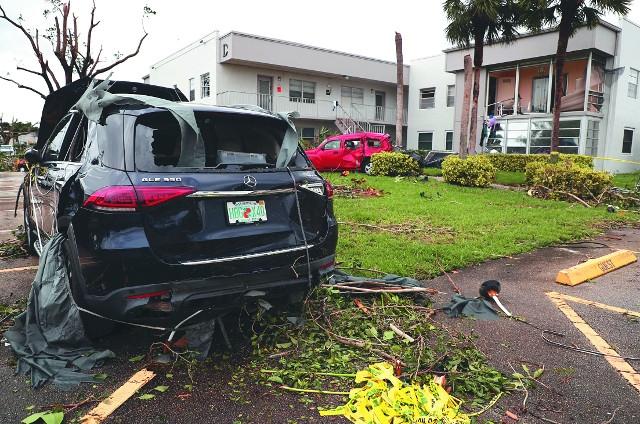 플로리다주 델레이비치 시내에 있는 한 차량이 28일 허리케인 이언으로 인해 난파된 모습. 최고 시속 241㎞의 강풍을 동반한 이언의 위력에 플로리다에선 여러 해안 도시가 물에 잠기고 230만여 가구가 정전되는 등 피해가 속출했다.