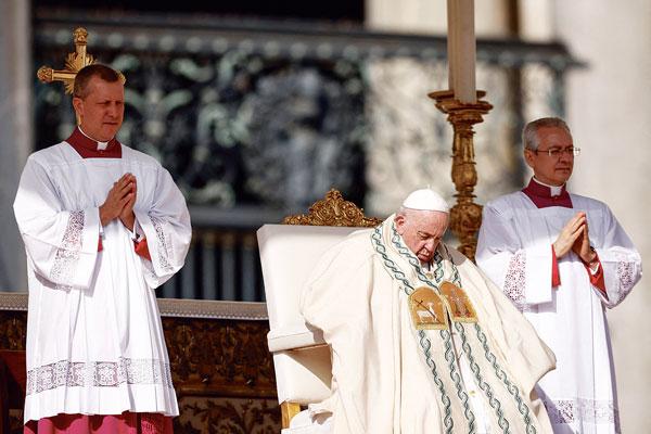  프란치스코 교황(가운데)이 9일 바티칸 성 베드로 광장에서 시성식을 집례하고 있다. [로이터]