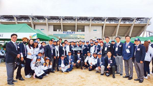  재미동포 선수 입상자들과 임원진이 제103회 전국체육대회에서가 열렸던 울산 종합운동장 앞에서 한 자리에 모였다.