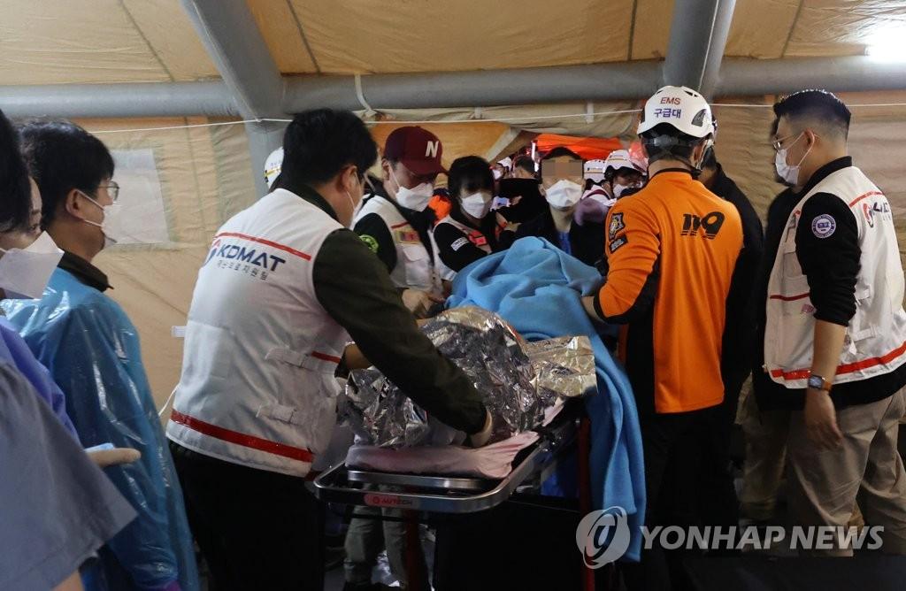 지난 29일 발생한 서울 용산구 이태원 핼러윈 인명사고 부상자들이 병원으로 후송되고 있다.