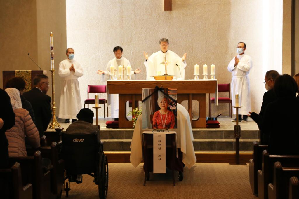 고 차현찬 로사 장례미사가 18일 정오 도라빌 한국순교자 천주교회에서 엄수됐다.