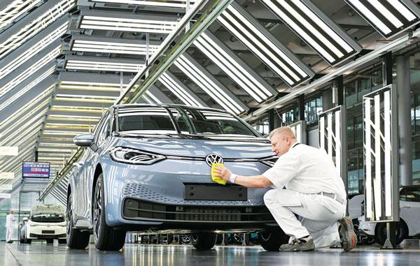 독일 드레스덴의 폭스바겐 자동차 조립공장에서 근로자들이 생산된 전기차 최종 점검을 하고 있다. [로이터]