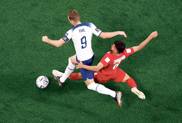  잉글랜드 대표팀 주전 공격수 해리 케인이 이란 선수와 공을 다투고 있다. [로이터]