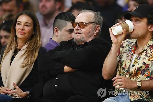 니콜슨(가운데)과 아들 레이(오른쪽)의 LA레이커스 경기 관람(2019.4.5)[AFP 연합뉴스 자료사진.]