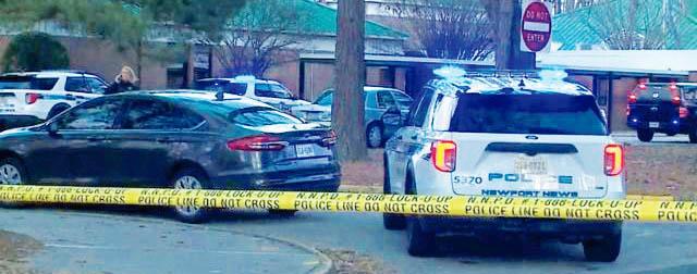 


 여섯 살 초등학교 1학년 학생의 총격 사건이 발생한 미국 버지니아주 뉴포트뉴스 리치넥초등학교에 6일 경찰 차량이 주차돼 있다. [로이터=사진제공]