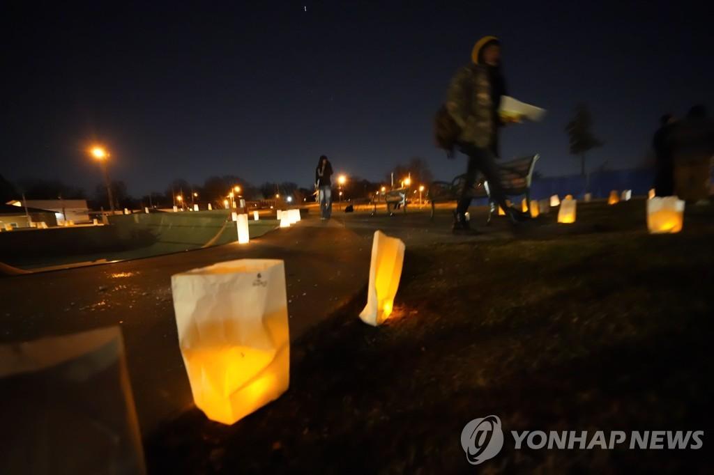 멤피서에서 경찰 폭력으로 사망한 타이어 니컬스를 추모하는 촛불들