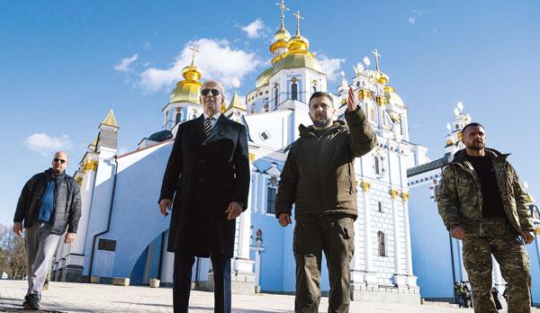  우크라이나를 예고없이 전격 방문한 조 바이든 대통령(왼쪽 2번째부터)과 볼로디미르 젤렌스키 우크라이나 대통령이 20일 수도 키이우 중심부의 성미카엘 대성당 앞에서 경비원들이 지켜보는 가운데 대화를 나누고 있다. [로이터]