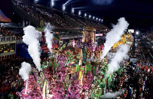 지구촌에서 가장 열정적인 축제로 알려진 브라질의 리우 카니발이 코로나19 이후 3년 만에 재개된 가운데, 20일 리우데자네이루 삼바드롬에서 삼바스쿨 무용수들이 퍼레이드를 하고 있다. 1억 명 이상이 참가할 것으로 예상되는 이번 축제는 17일 개막해 오는 22일까지 브라질 전역에서 열린다.[로이터]