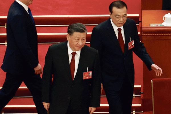 전인대 회의 참석한 시진핑 국가주석(가운데)이 자리로 향하고 있다. [로이터]