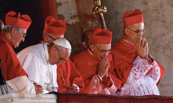  프란치스코 교황(왼쪽에서 2번째)이 10년 전인 2013년 3월 13일 바티칸 성 베드로 광장에 열린 교황 즉위식에서 기도하는 모습. [로이터]