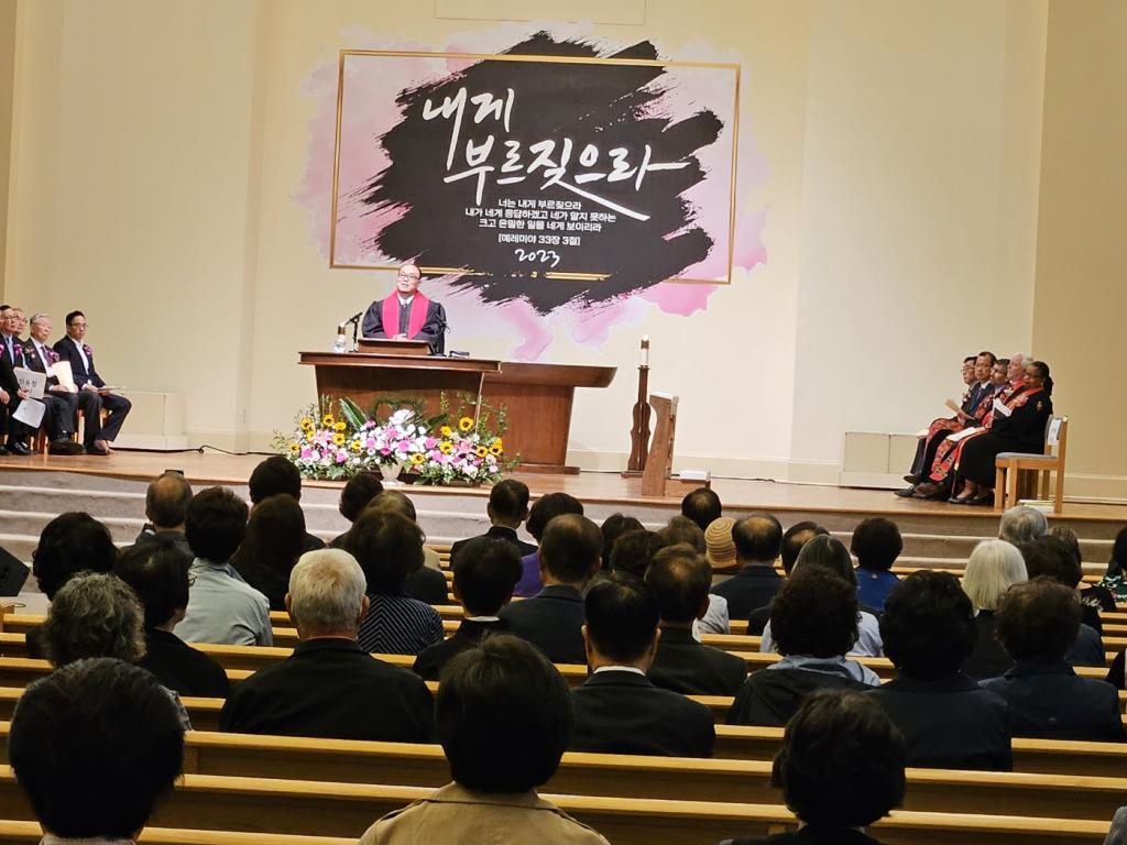 아틀란타한인교회 권혁원 목사사 답사를 하고 있다.