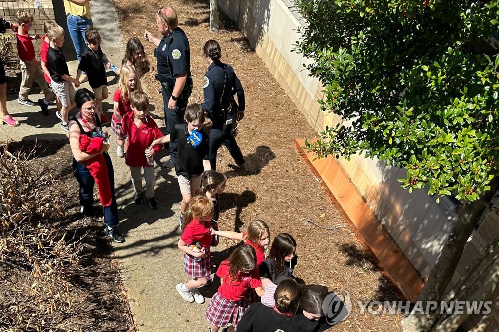 총기난사 사건 발생 후 인근 교회로 대피하는 학생들[AP 연합뉴스 자료사진]