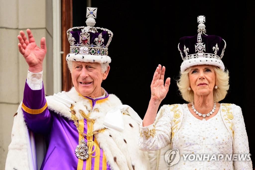 찰스 3세 영국 국왕(왼쪽)과 커밀라 왕비가 6일(현지시간) 대관식을 마치고 런던 버킹엄궁 발코니에서 시민들을 향해 손을 흔들고 있다. 영국에서 국왕의 대관식이 열린 것은 1953년 선왕인 엘리자베스 2세의 대관식 이후 70년 만이다. 