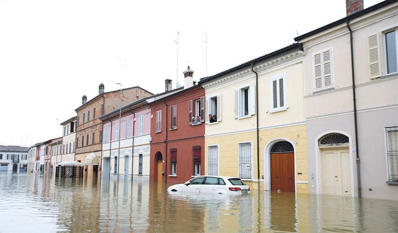  17일 이탈리아 북부 에밀리아-로마냐주 루고 지역의 한 마을이 온통 홍수로 침수돼 있다. [로이터=사진제공]